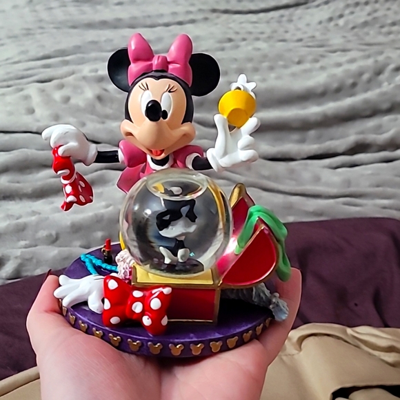 Minnie Mouse snow globe statue Disney - Picture 3 of 10